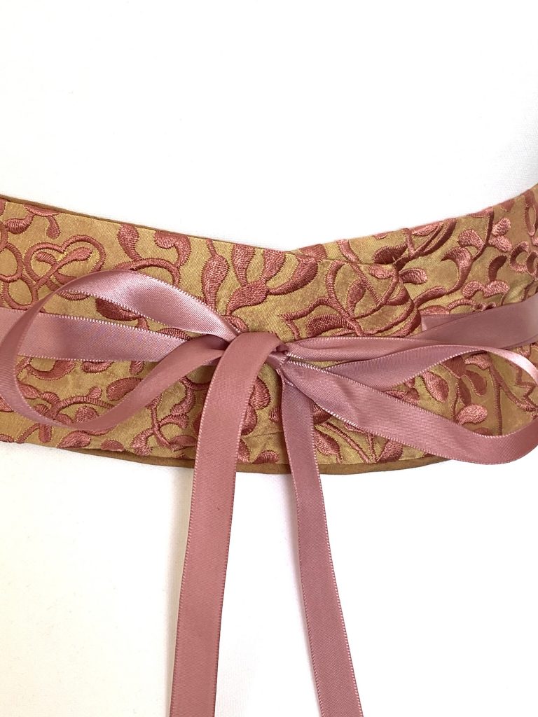 Coussin Carré Haute Couture Anke Drechsel - Soie Rose Et Or Brodée Main - 55x55 Cm (sans Garnissage)