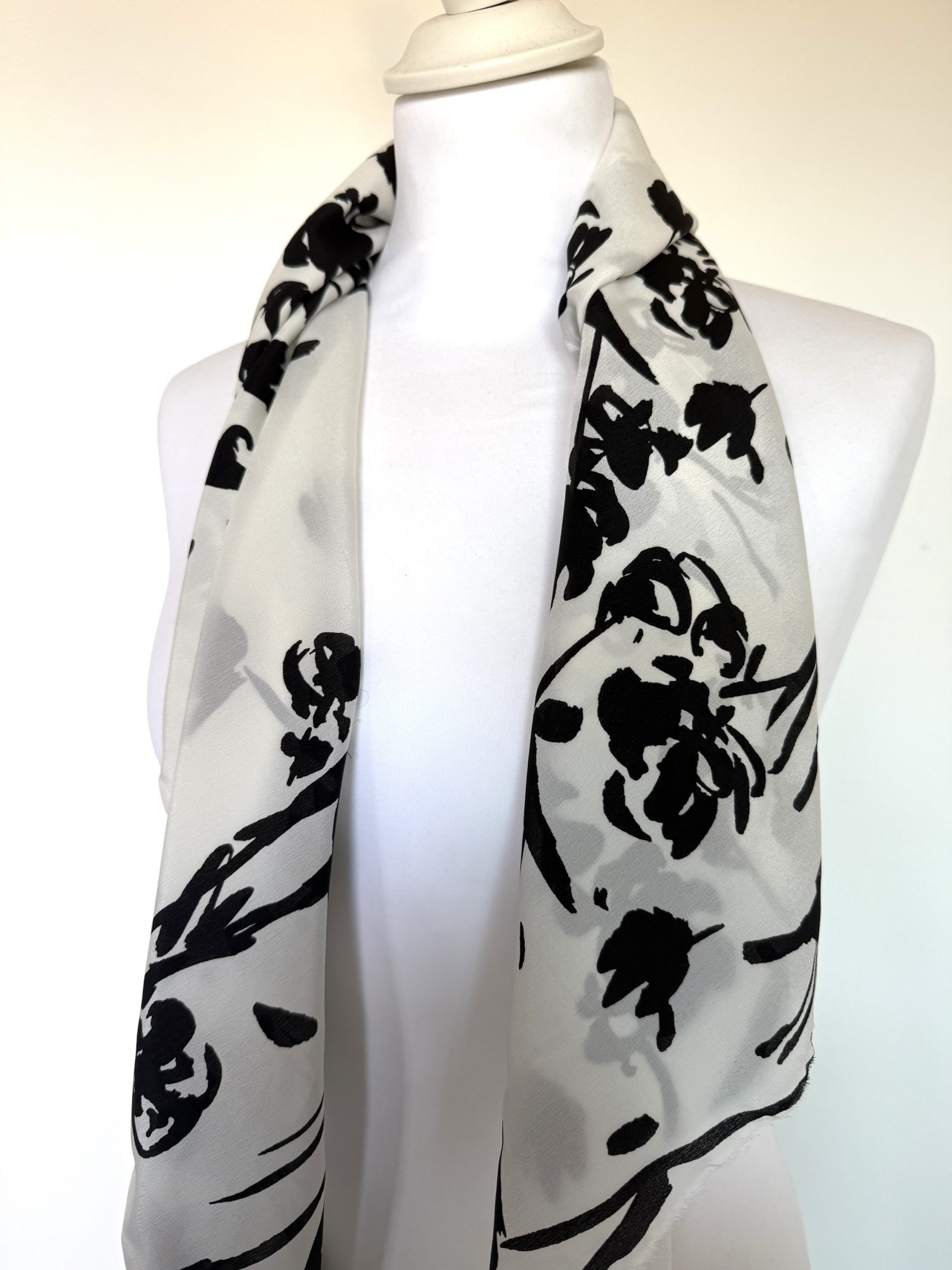 Foulard crêpe de soie crème motif noir japonisant – Image 3
