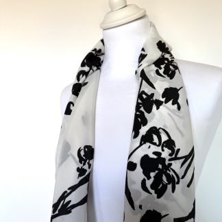 Foulard crêpe de soie crème motif noir japonisant