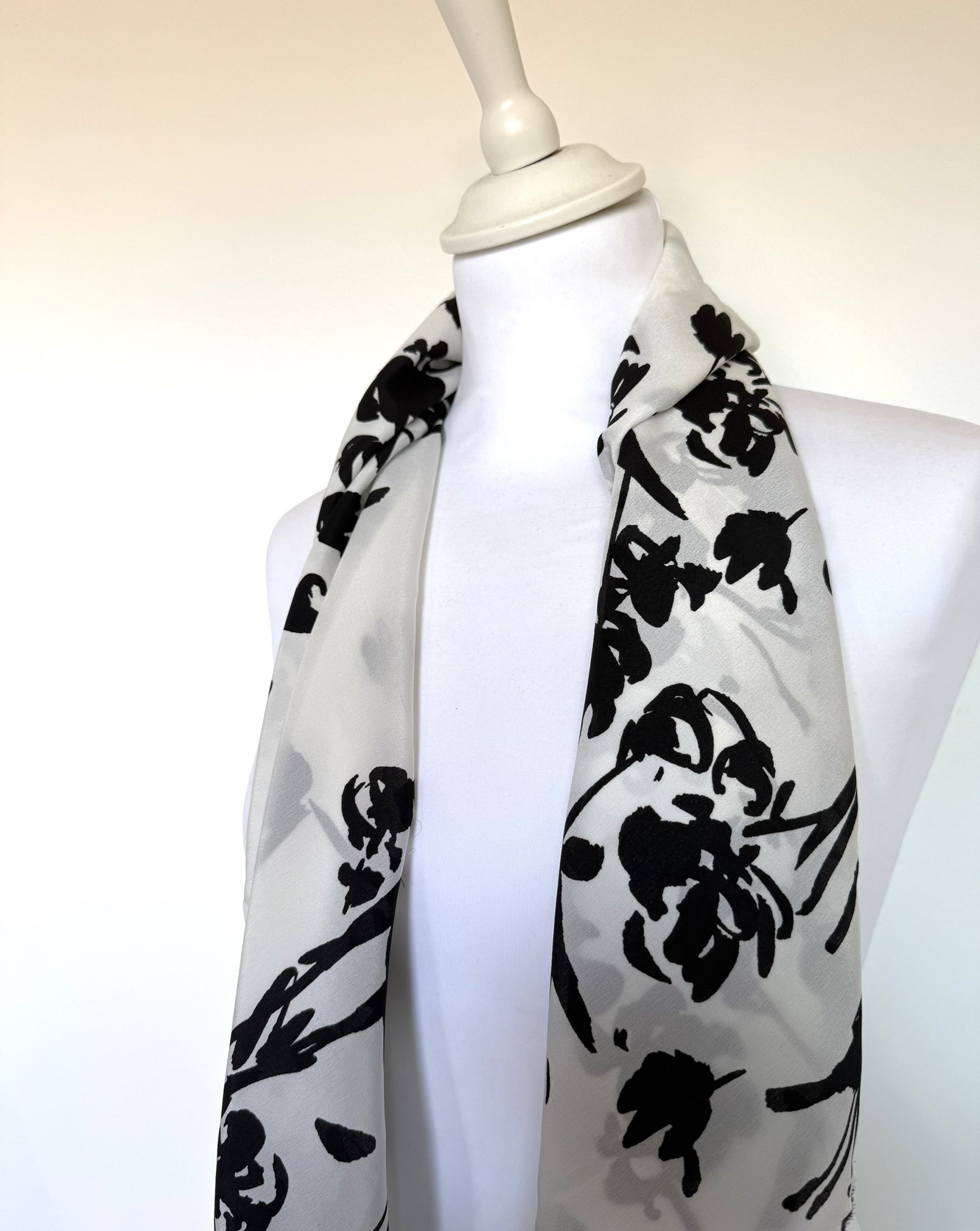 Foulard crêpe de soie crème motif noir japonisant