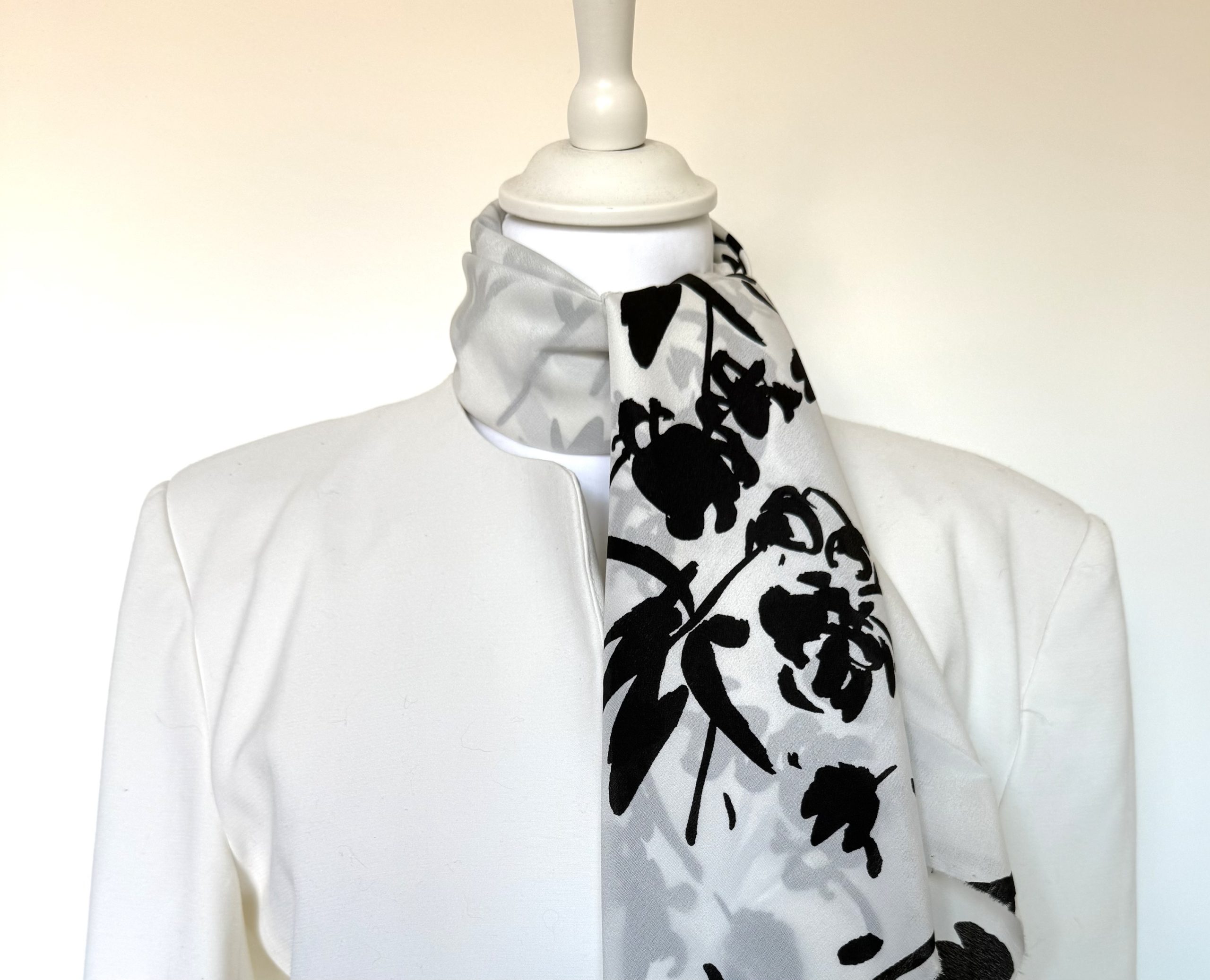 Foulard crêpe de soie crème motif noir japonisant – Image 2