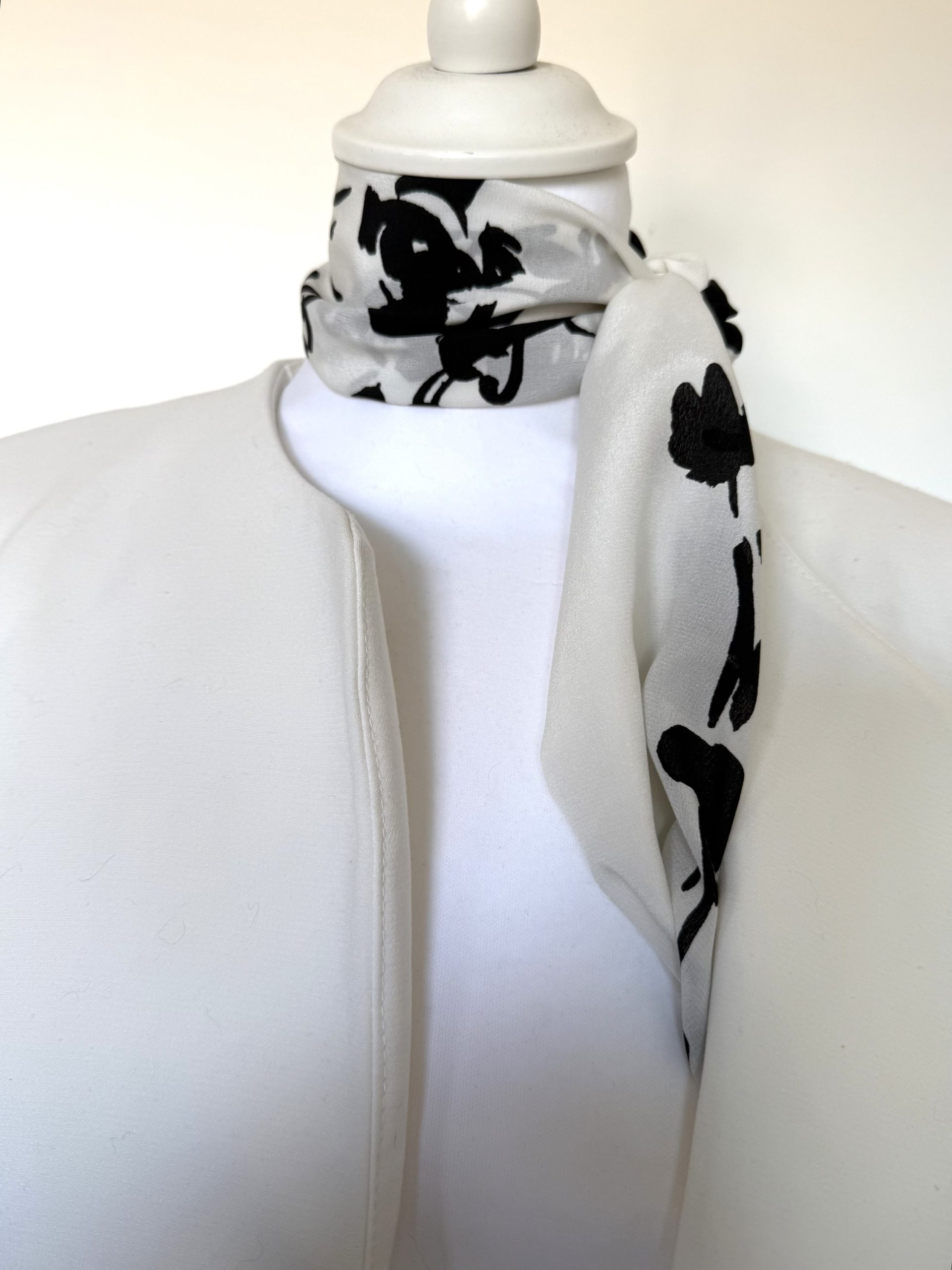 Foulard crêpe de soie crème motif noir japonisant – Image 4