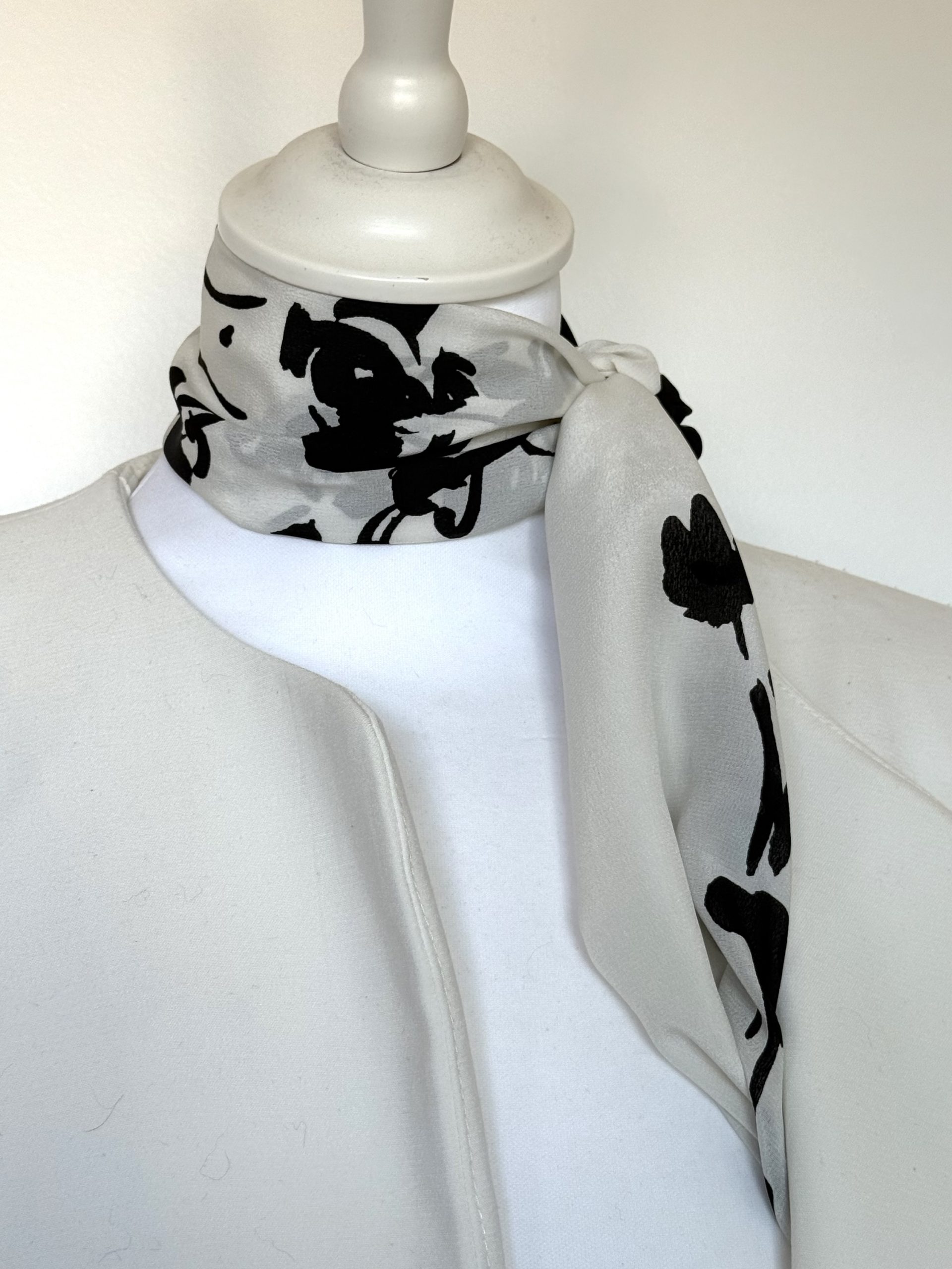 Foulard crêpe de soie crème motif noir japonisant – Image 5