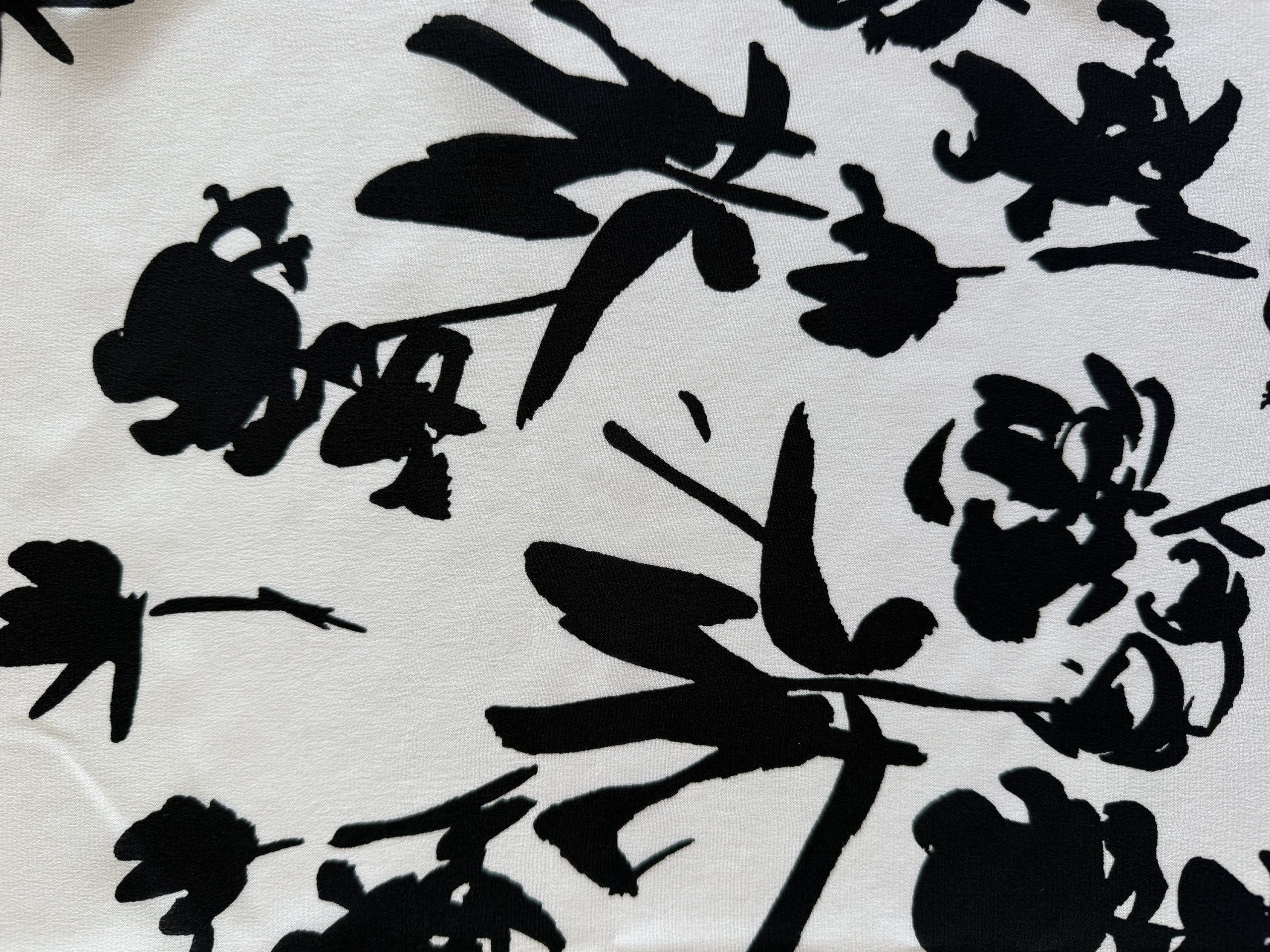 Foulard crêpe de soie crème motif noir japonisant – Image 6